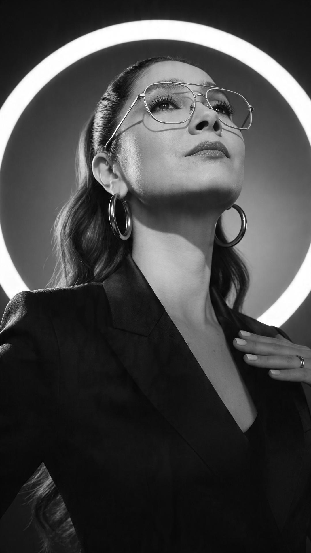 Retrato cinematográfico en blanco y negro de Sheyla Downing, Directora Creativa de 787 Media, iluminada por un anillo de luz